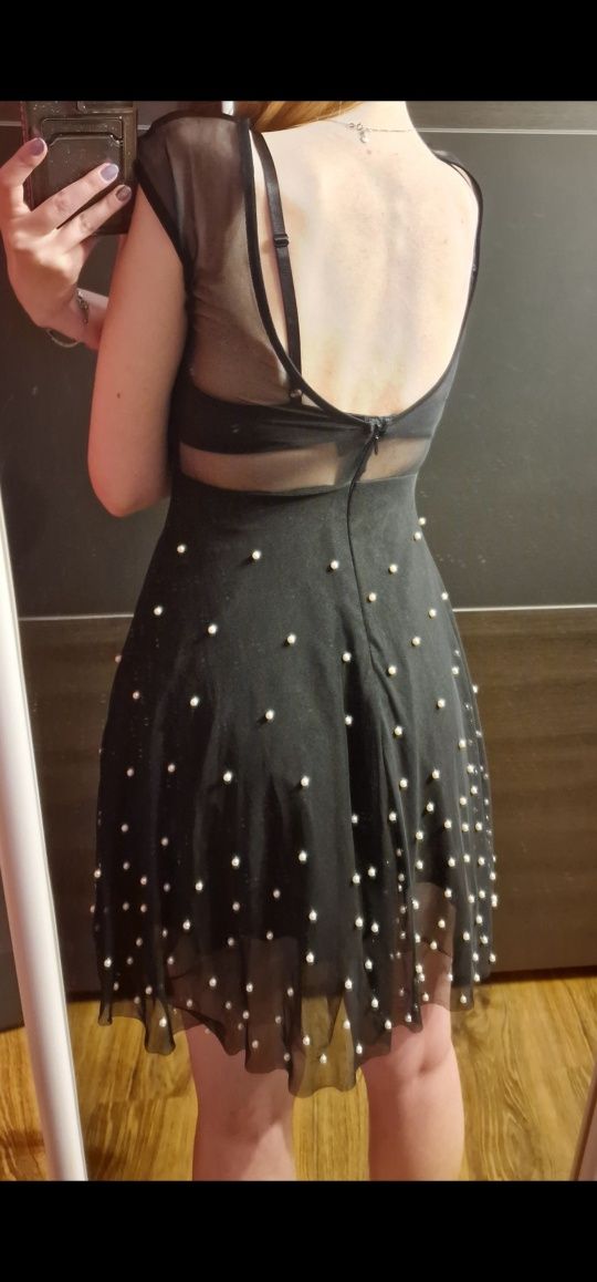 Czarna sukienka z perełkami
