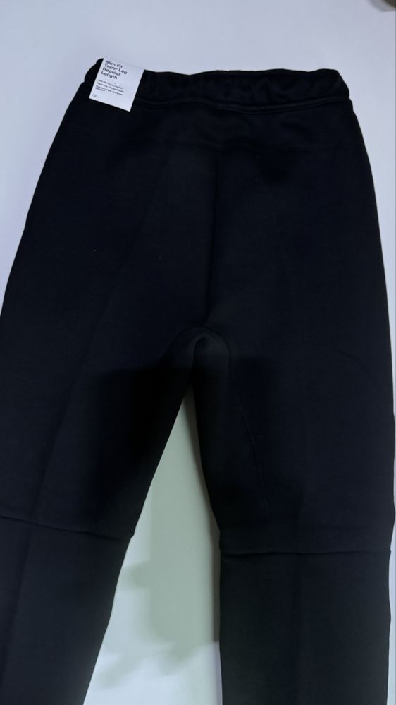 Nowe, czarne spodnie dresowe Nike Tech Fleece w rozmiarze XS joggers