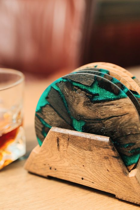 Підставки з мореного дуба та смоли – подарунок, який вражає