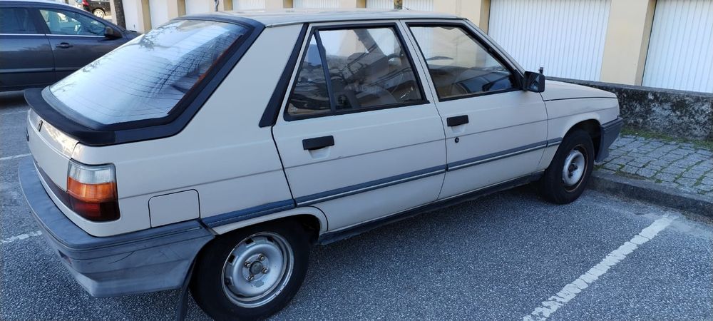 Renault 11 GTL e carro antigo tudo em funcionamento