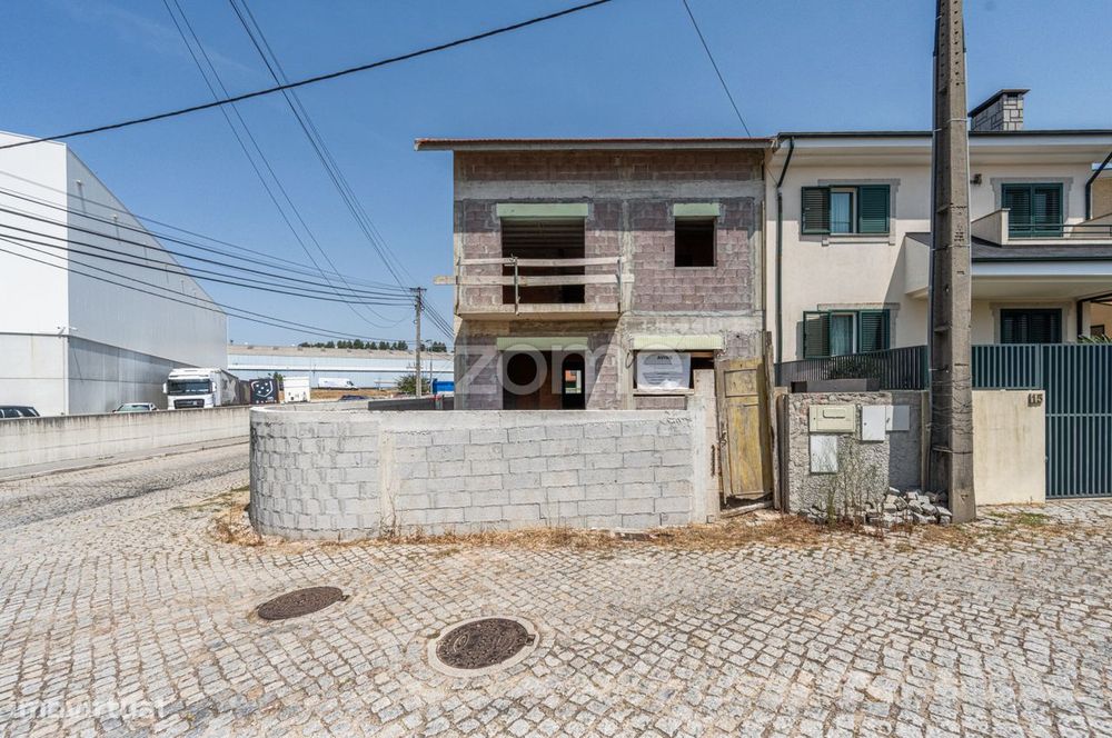 Terreno com Moradia em Construção T3 - Pedroso, Vila Nova de Gaia