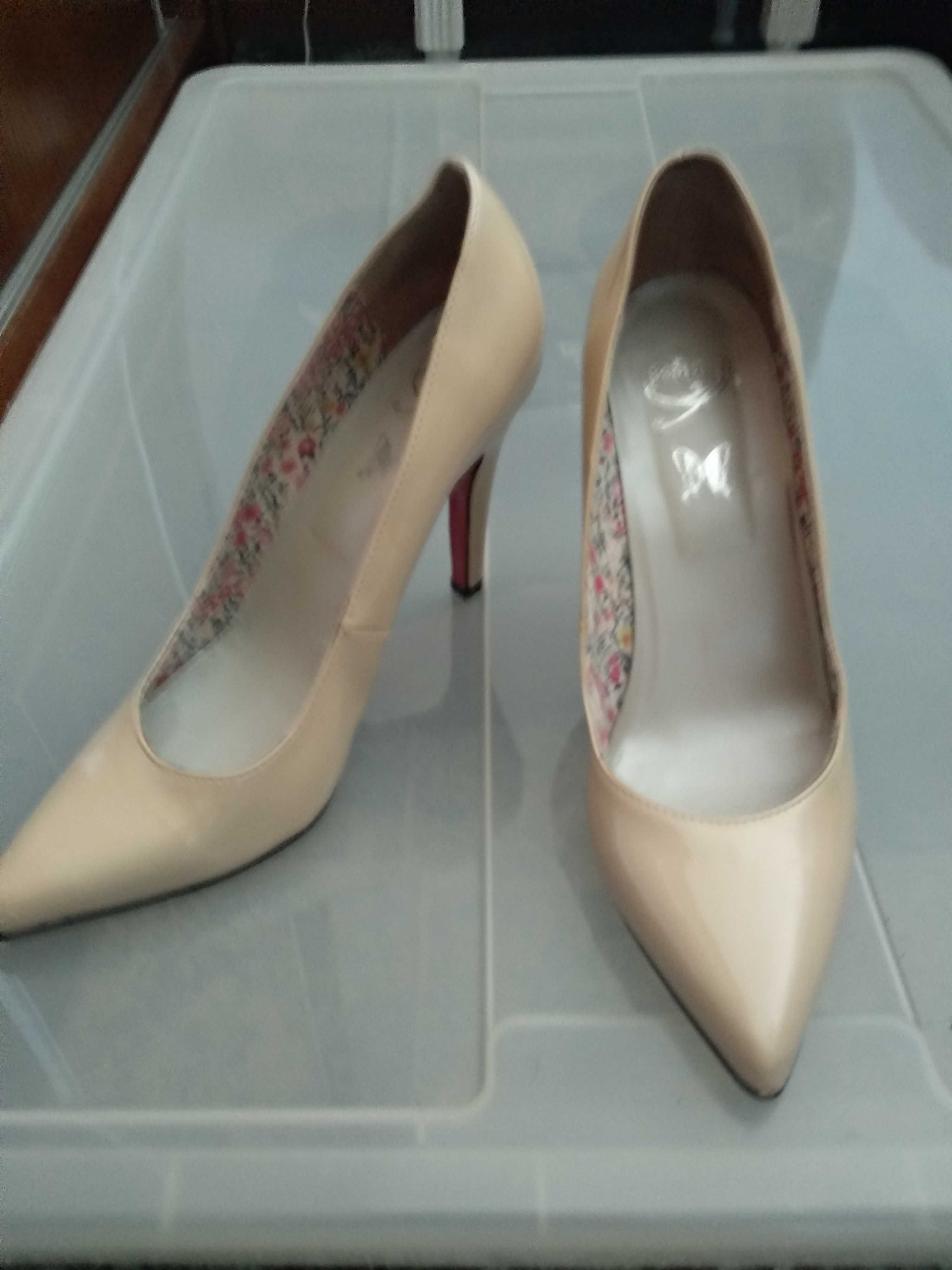 Stilletos de verniz, na cor beige e usados 1 vez.  Tamanho 38.