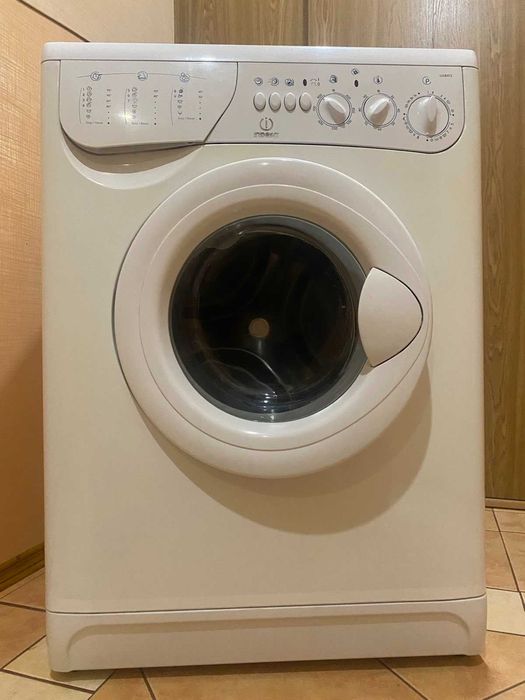 Пральна машина INDESIT WS84TX (повністю відновлена) 40см глибини