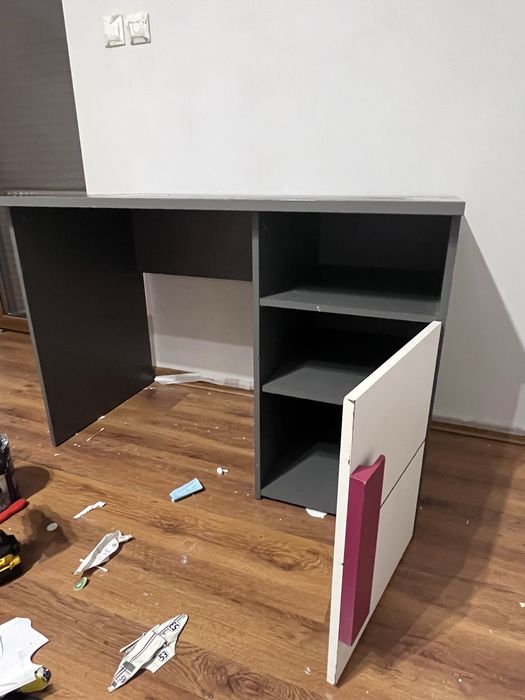 Biurko szaro-biało-fioletowe