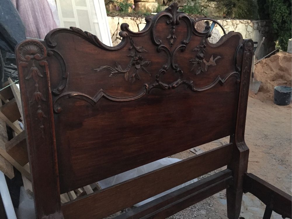 Cama antiga em madeira
