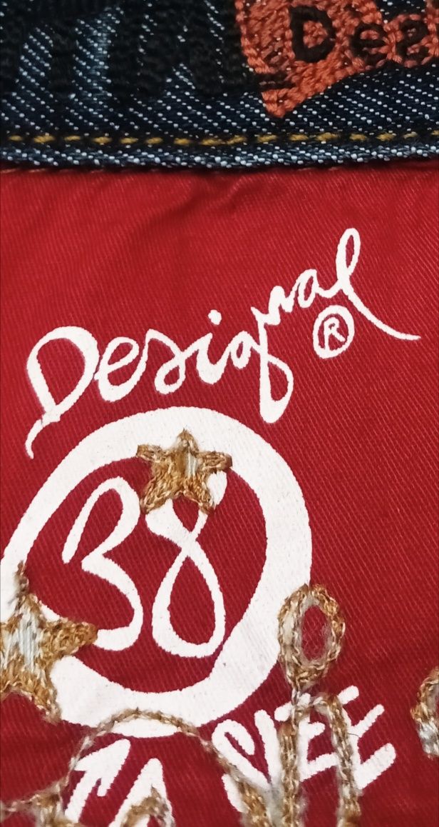 Vestido Original da marca : Desigual , com Sapatos marca : Anonima