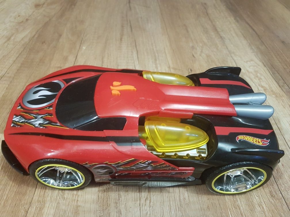 Hot wheels auto z dźwiękami i światłami