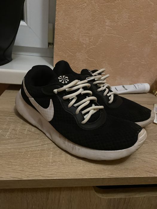 Бігові кросівки найк в хорошому стані є пару нюансів