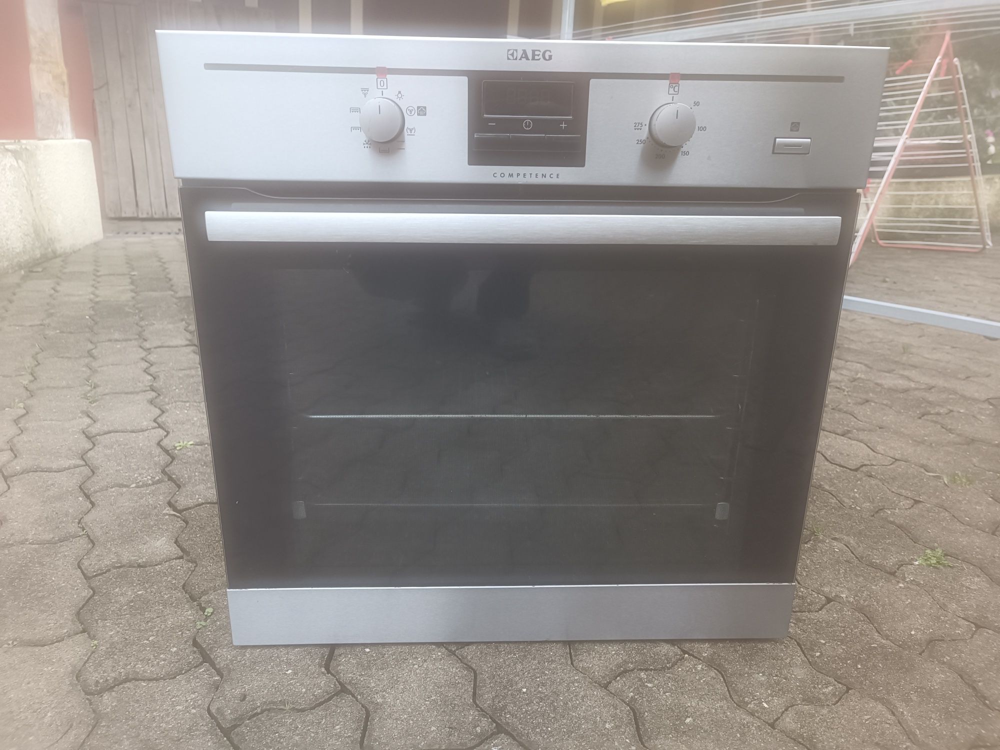 Vendo forno AEG com pequeno buraco  a funcionar.