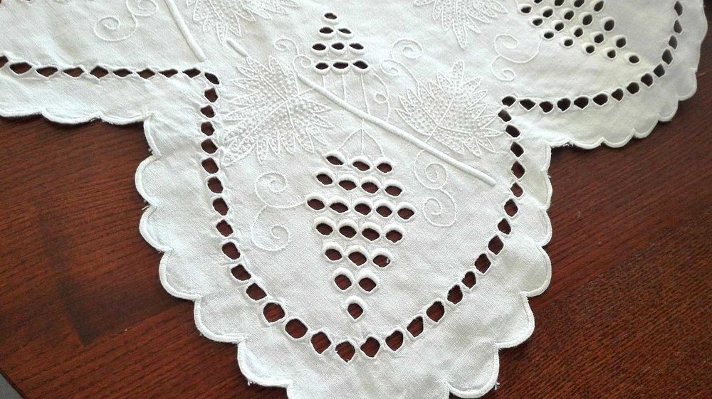 Toalha Artesanal com Bordados -  Nova - OPORTUNIDADE