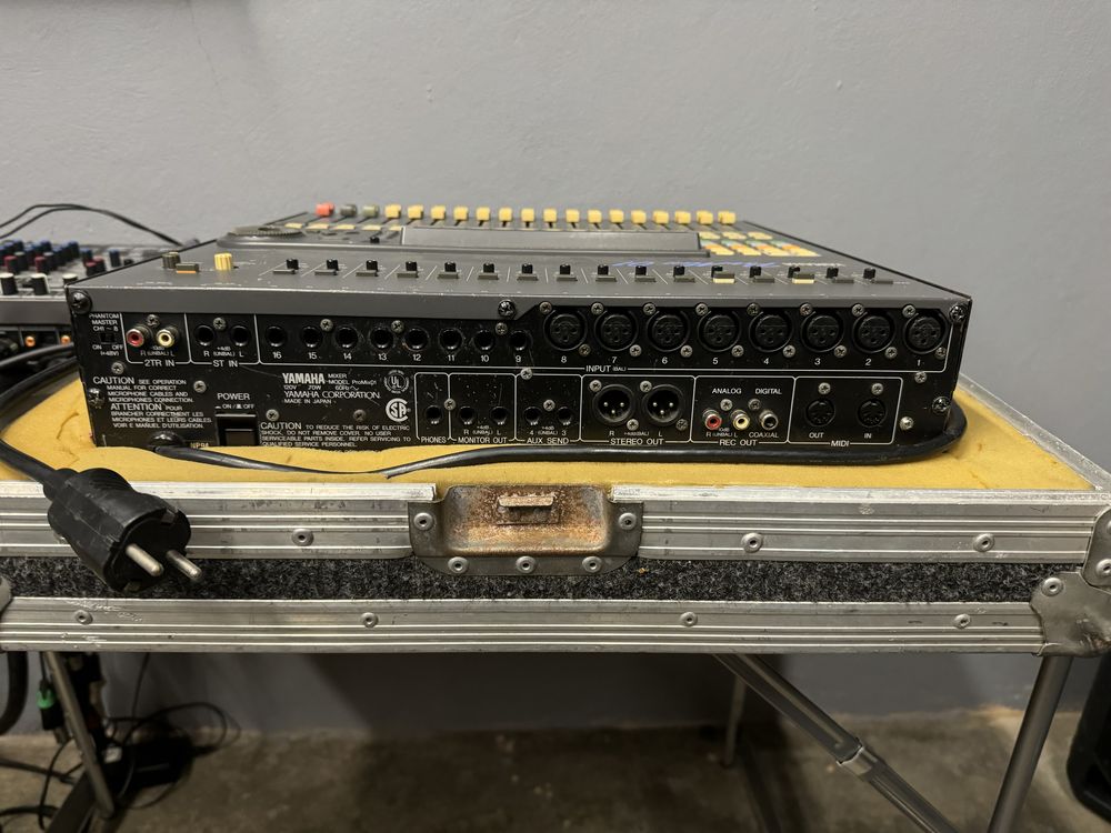 Mesa mistura digital yamaha promix 01 com flightcase