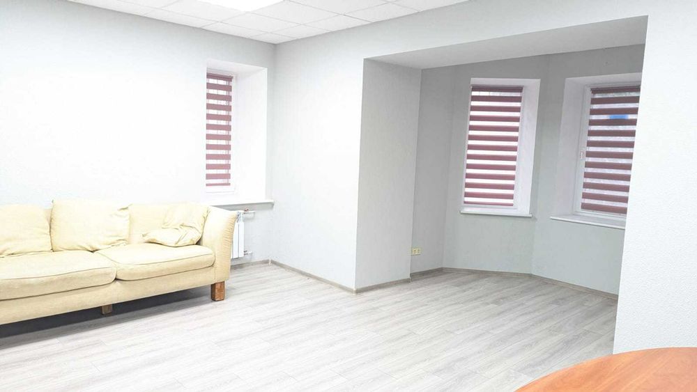 Арсенальна, Івана Мазепи 3-Б, поруч фуд-корт, урядовий квартал