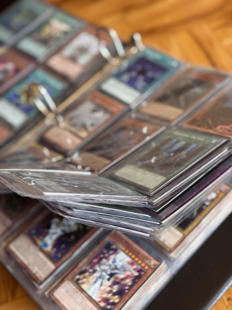 Duża kolekcja kart Yu-Gi-Oh