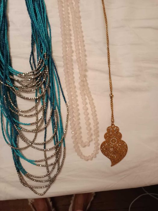 Conjunto de 16 colares de vários modelos e tamanhos