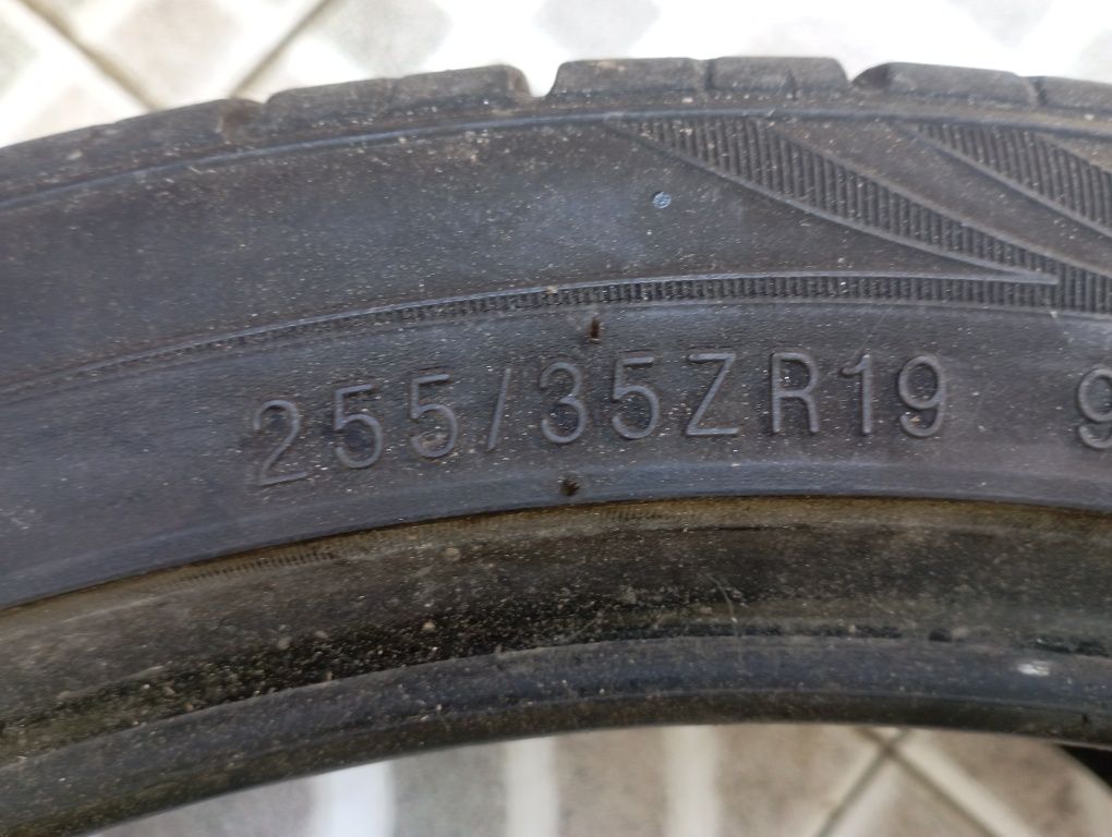 Pneu 255/35r19 .