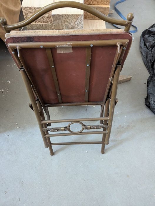 Stylowe krzesło metalowe z elementami skórzanymi