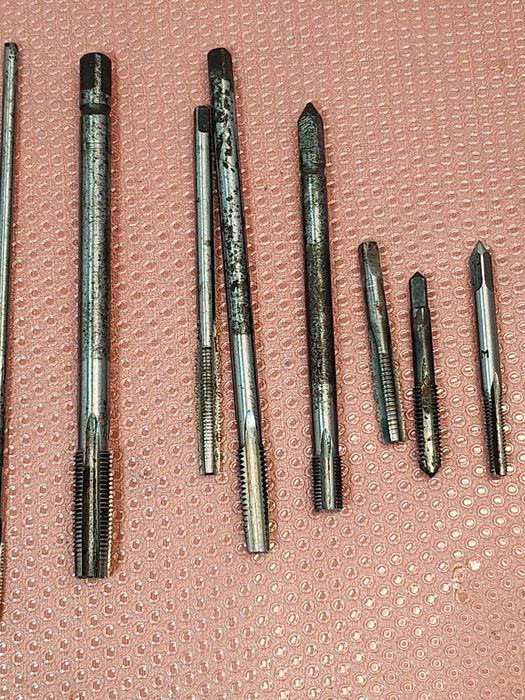 Stare narzędzia warsztatowe gwintowniki długie