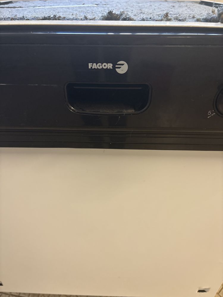 Maquina Loiça Fagor Semi-Encastre a funcionar
