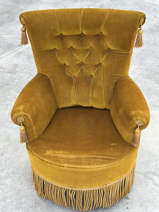 Cadeira Vintage Estofada em Veludo Mostarda com Franjas