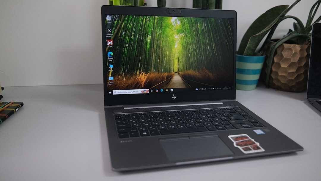 Hp Zbook 14 G5 8 gb Ram 256 ssd Intel UHD 620 Radeon Pro Wx 3100