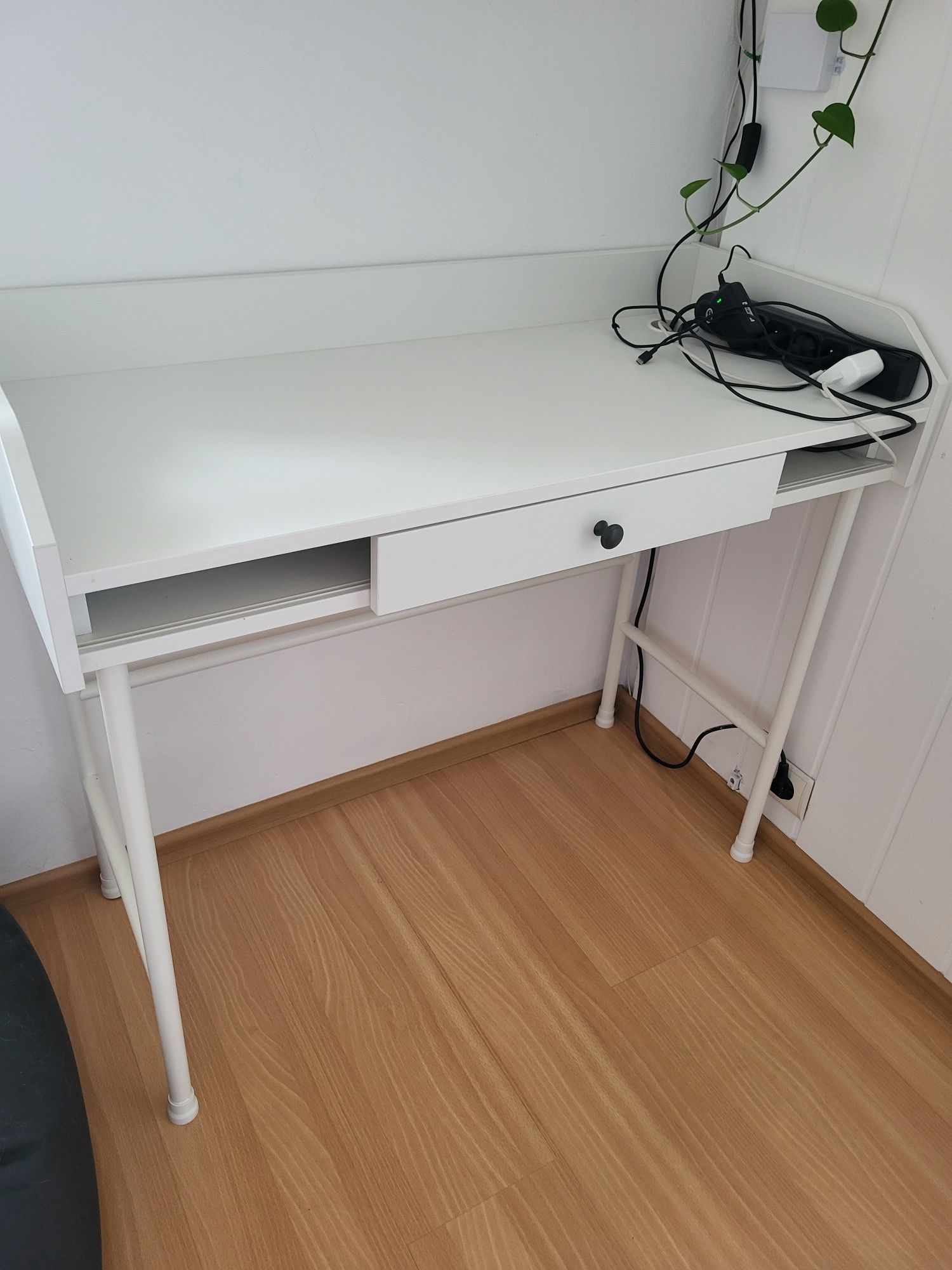 Białe biurko pod laptopa Ikea Hauga 100x45