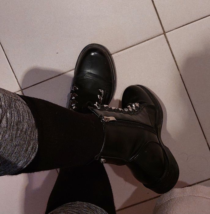 Botas em pele pretas