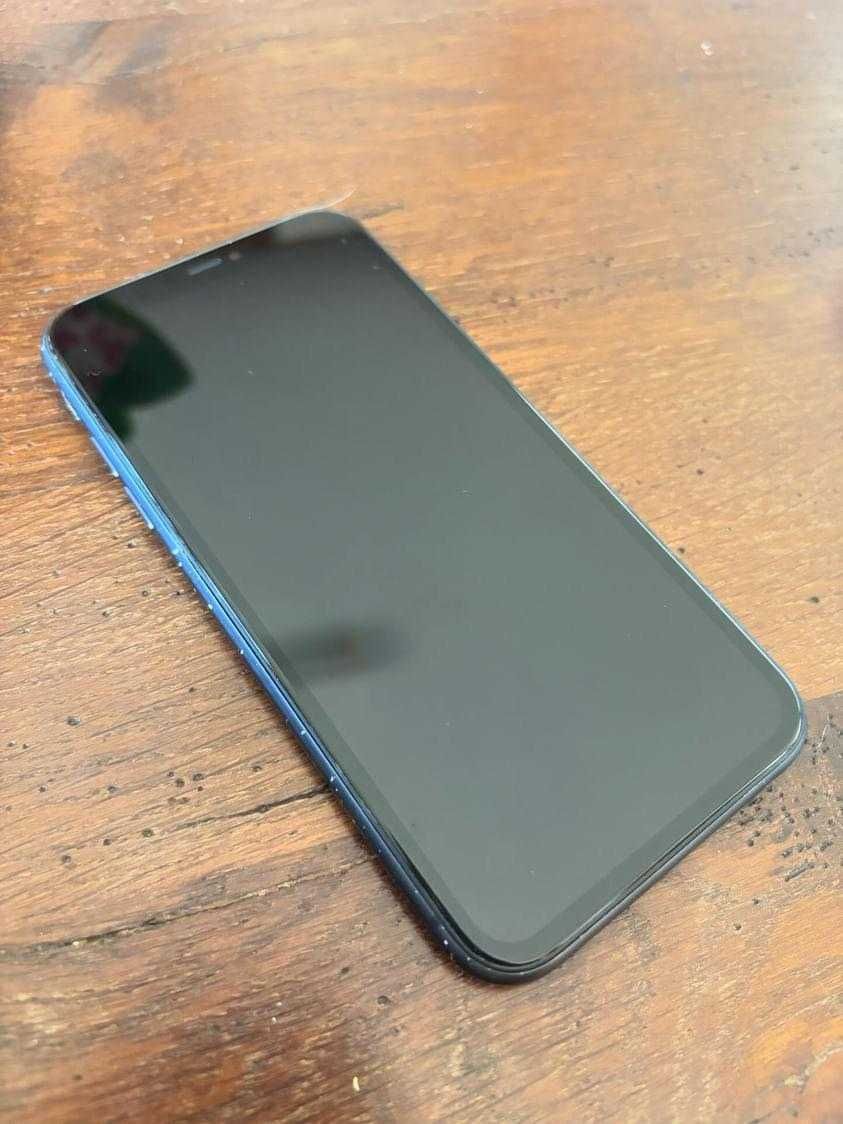 Vendo iPhone 11 usado com carregador e 2 capas