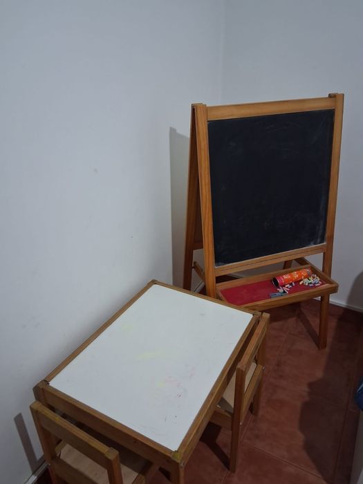 mesa e 2 cadeiras e quadro-negro para escrita for children