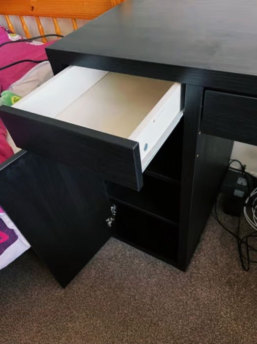 Secretaria Ikea preta com gavetas