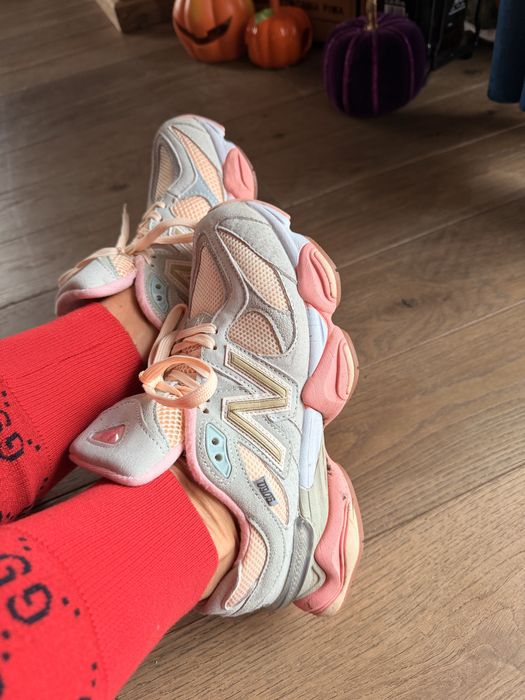 New Balance 574 – stylowe sneakersy w odcieniach różu i beżu