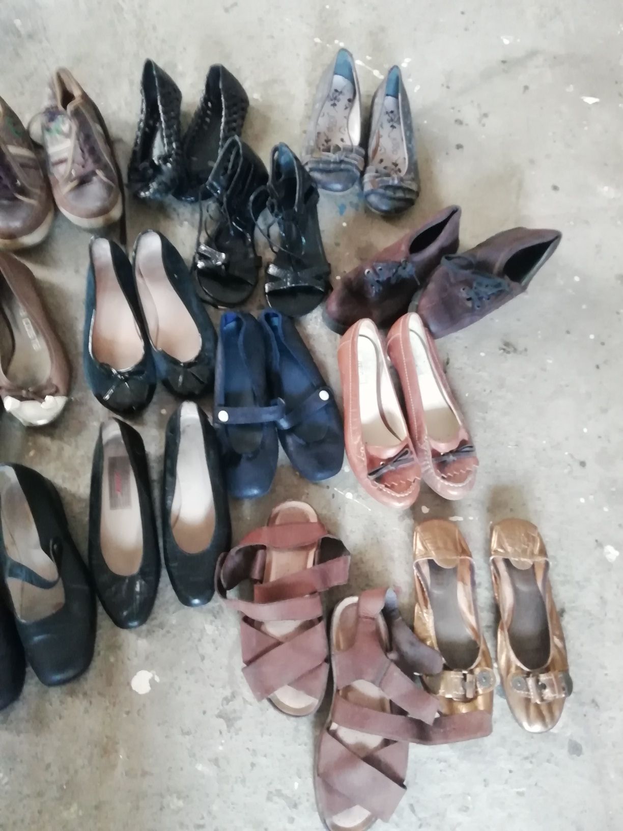 16 pares de sapatos de senhora