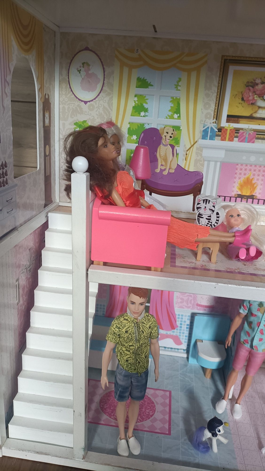 Domek dla lalek  duży drewniany plus dużo lalek Barbie  i gratisy