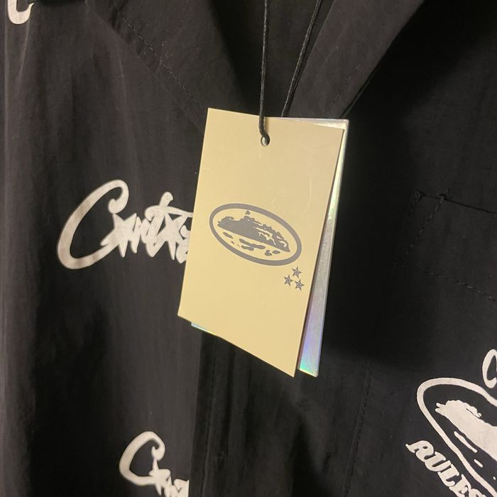 Camisa corteiz preta com detalhes brancos