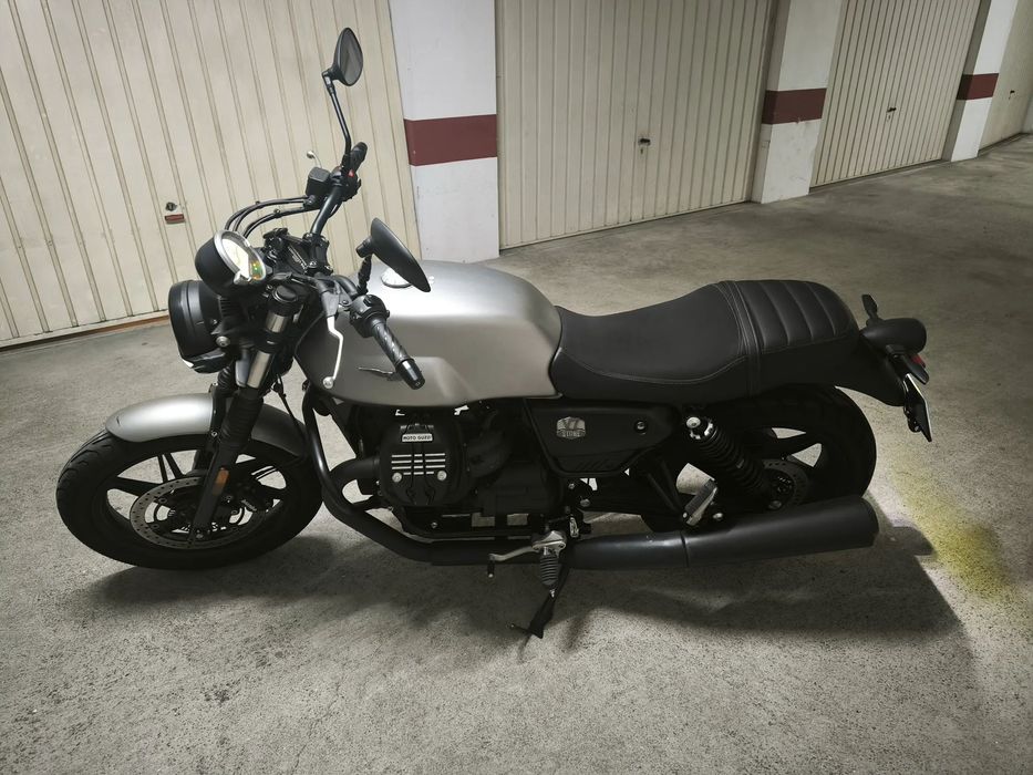 Moto Guzzi V7  STONE