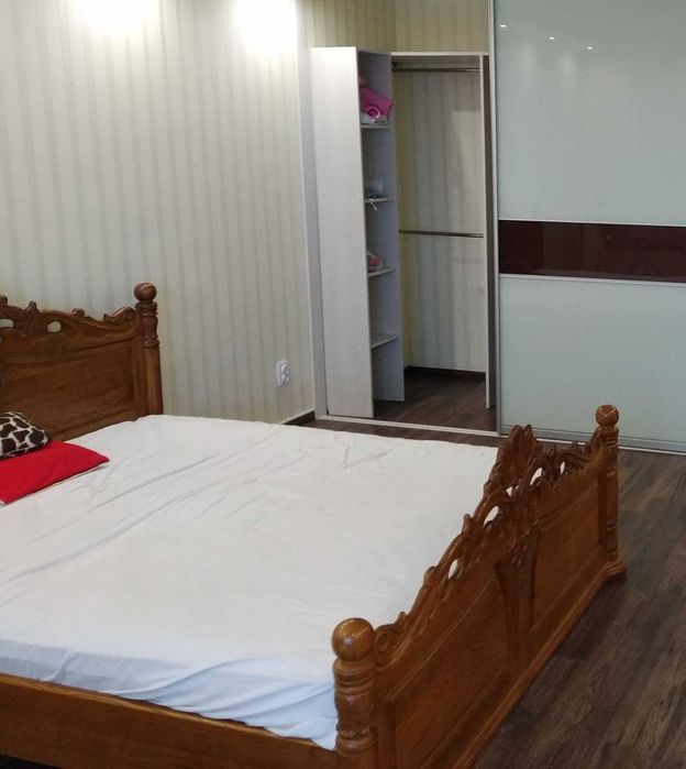 Продаю .Б/К  двоспальне дерев'яне ліжко ручної роботи без матраца.