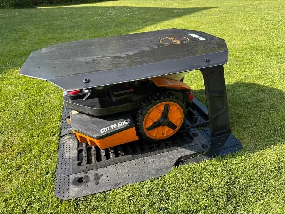Samojezdny robot koszący Worx Landroid Vision M800 ze śladami używania