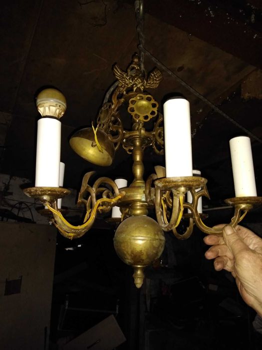 Zabytkowy żyrandol mosiężny