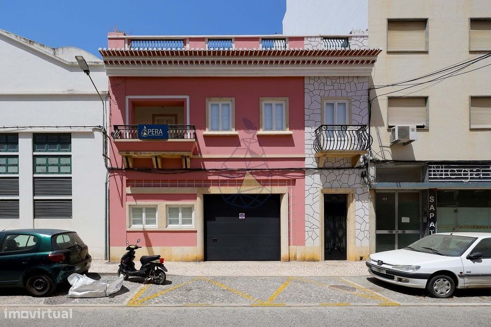 Moradia T4  com Enorme Armazém Garagem na zona Ribeirinha - Portimão