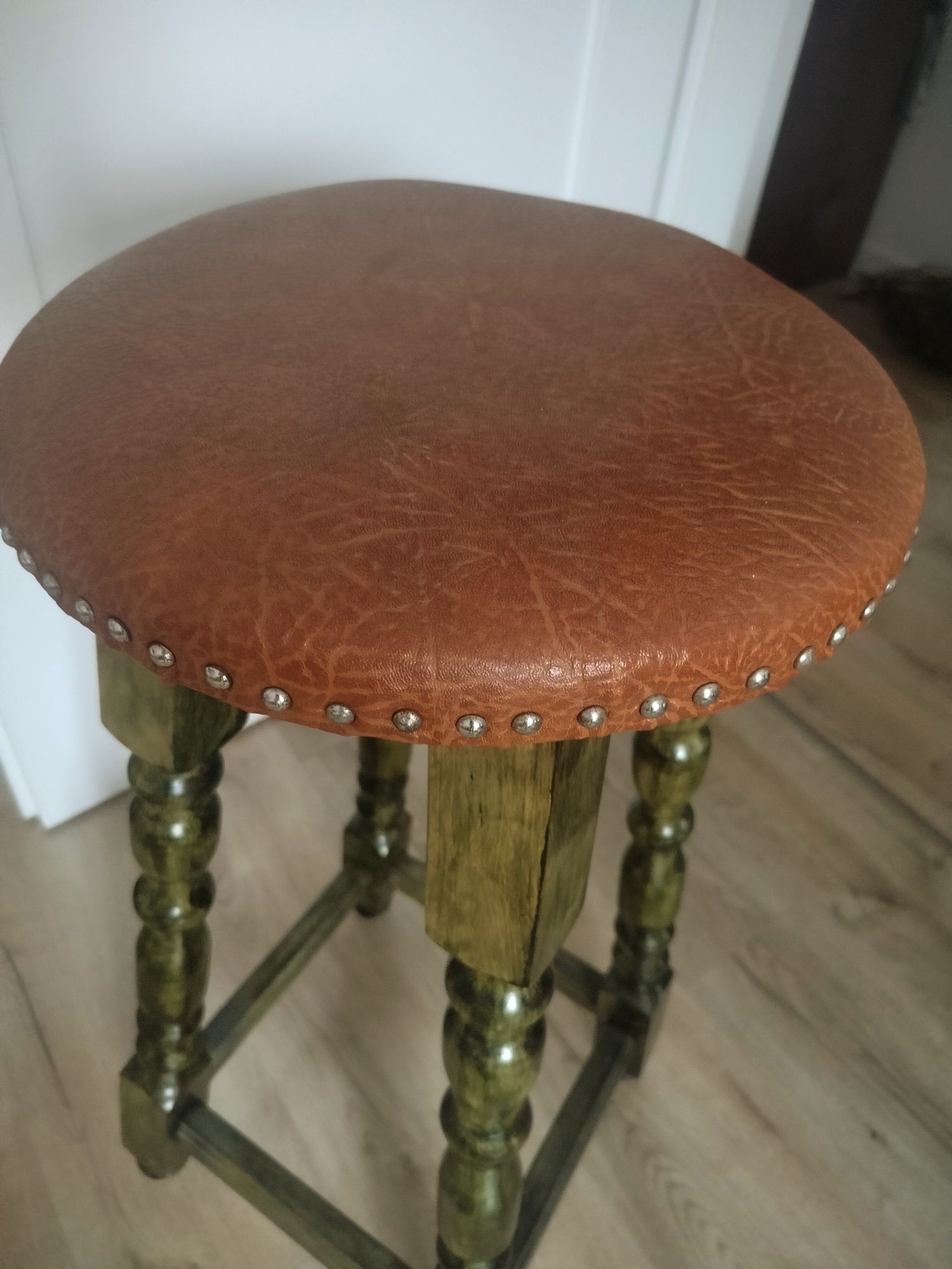 Drewniany stołek barowy hoker, skórzane obicie, retro