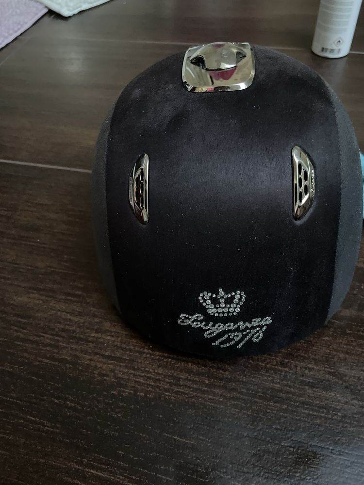 Kask jeździecki cały czarny ze srebnymi ozdobami