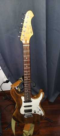 Guitarra strato Aria STG-Series, HSS, versátil, regulagem de luthier