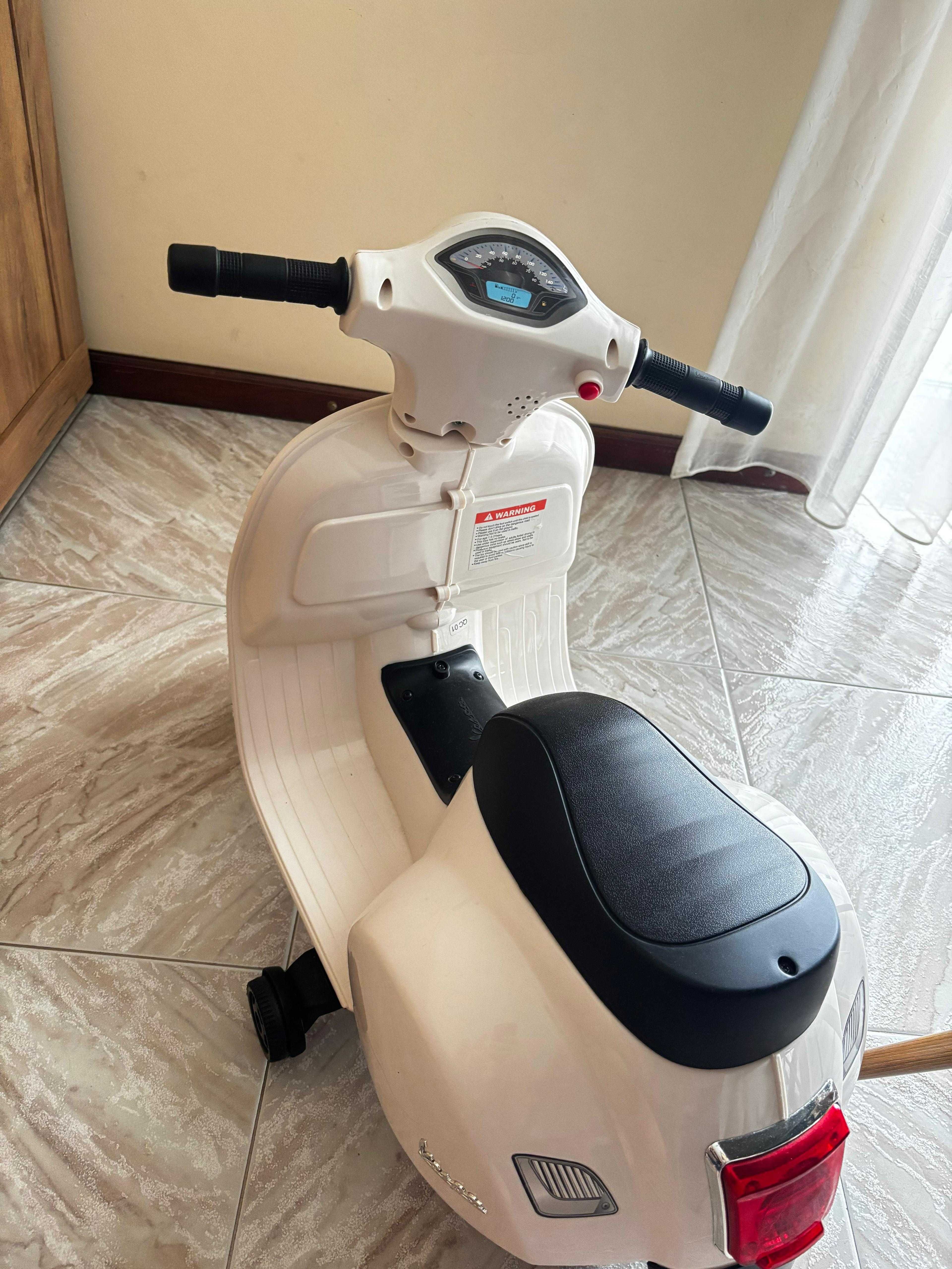 Vespa criança branca com bateria nova