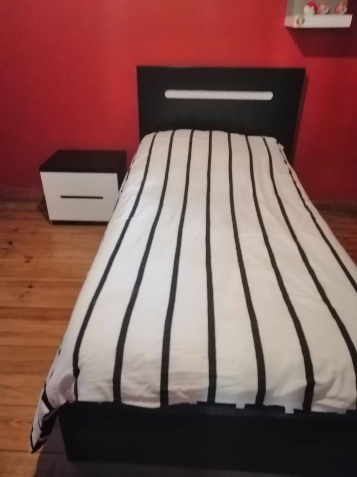 Cama solteiro com mesinha de cabeceira