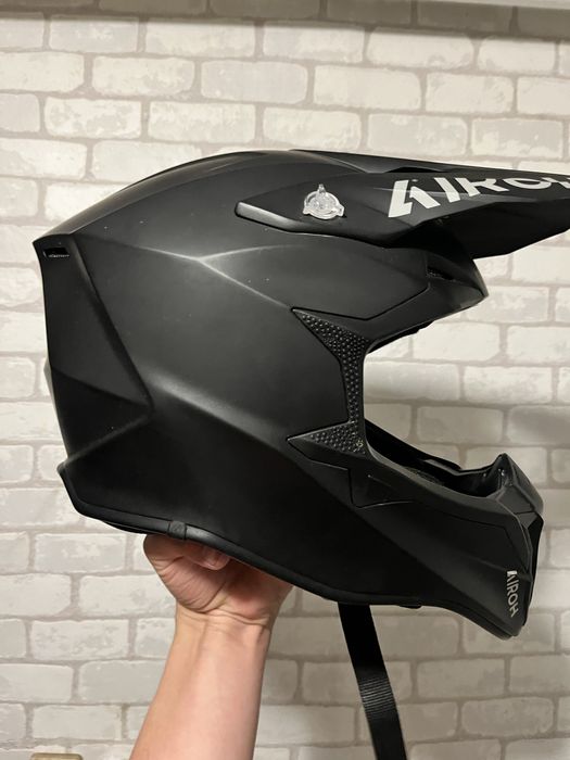 Мотшолом Airox чорний матовий