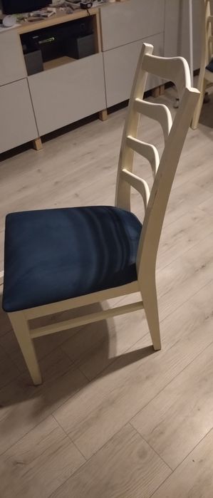 Krzesła stół okragly