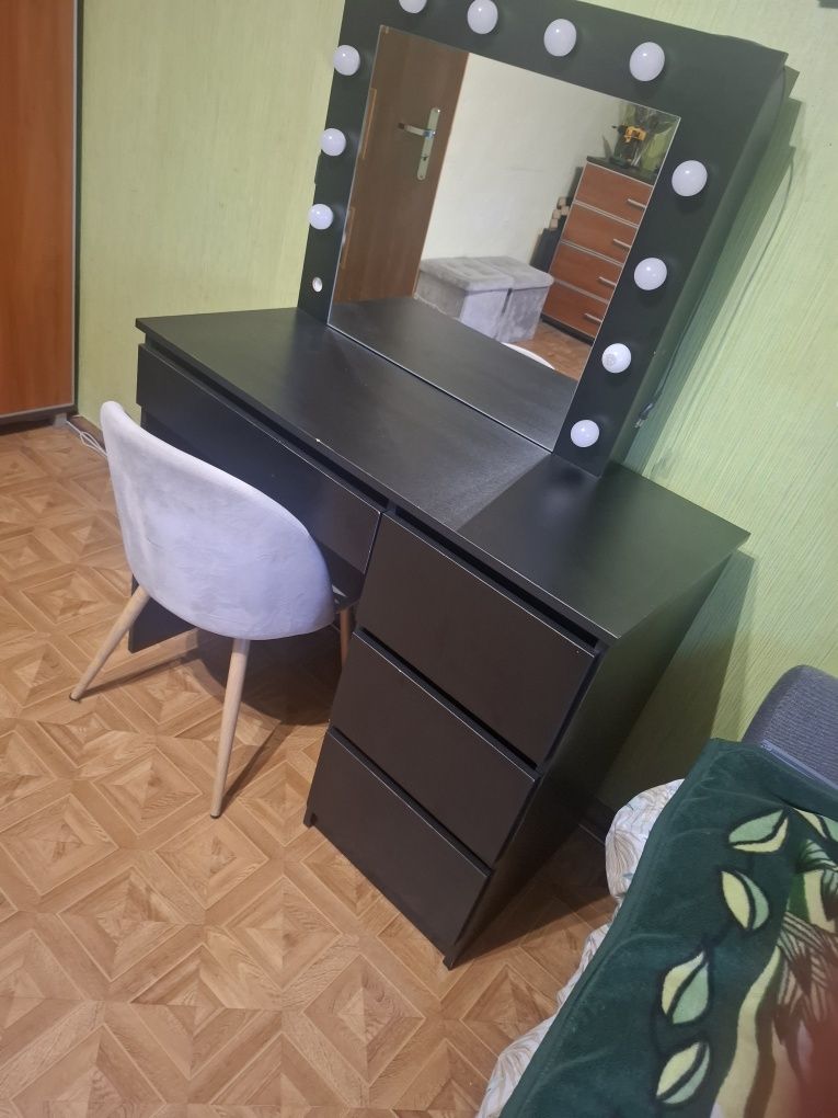 Toaletka z oświetleniem