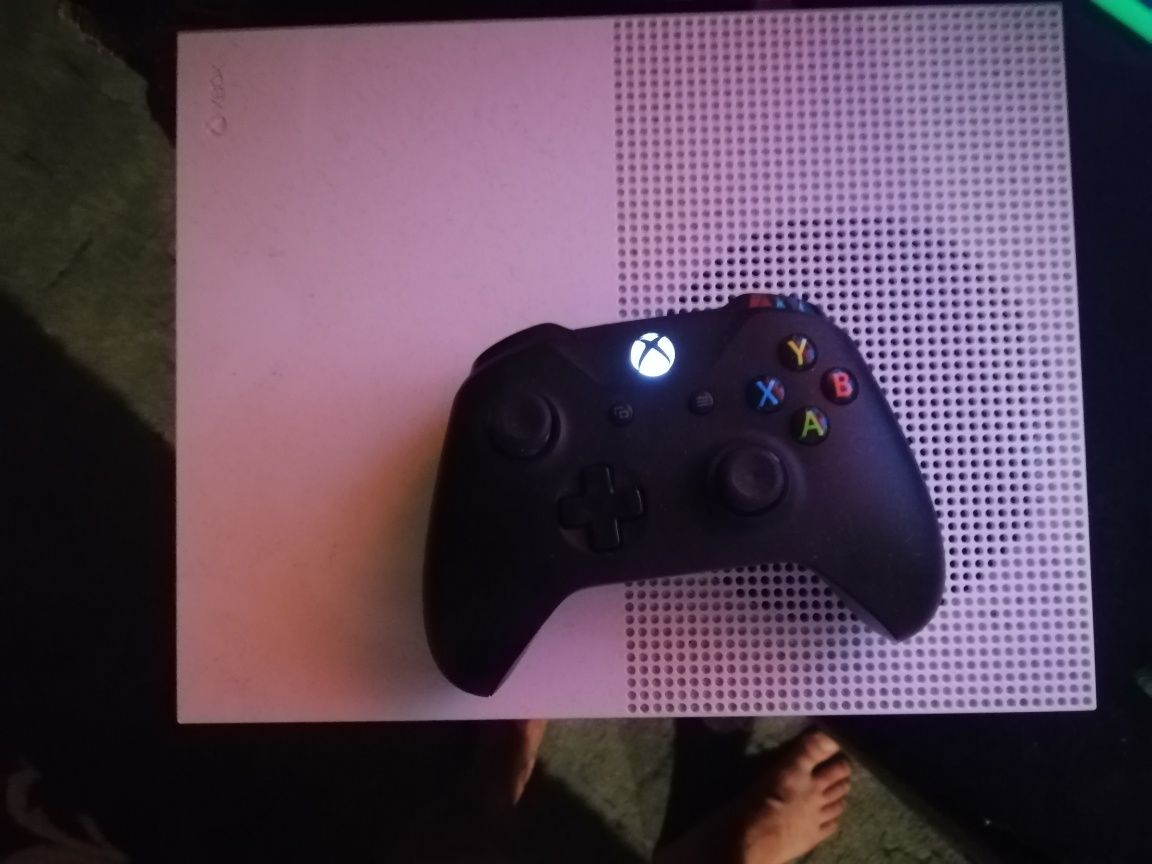 Xbox one s 1tb  в отличном состоянии