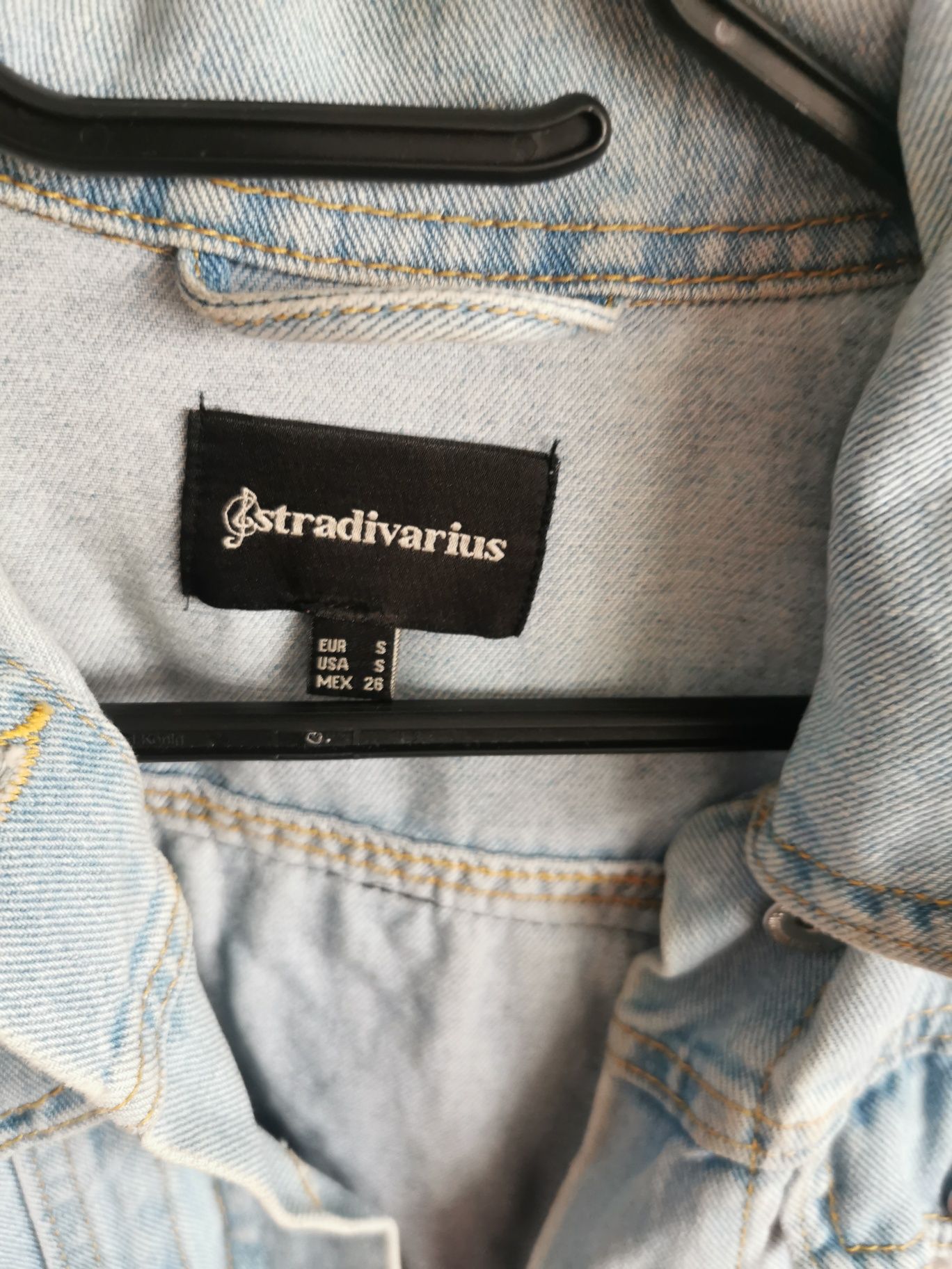 Kurtka jeansowa katana Stradivarius S haft print