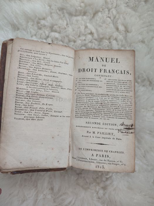 Старовинна книга збірник законів Франції та ікона Божої матері з дитин