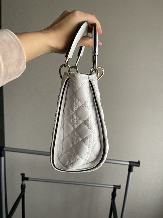 Класична біла сумочка